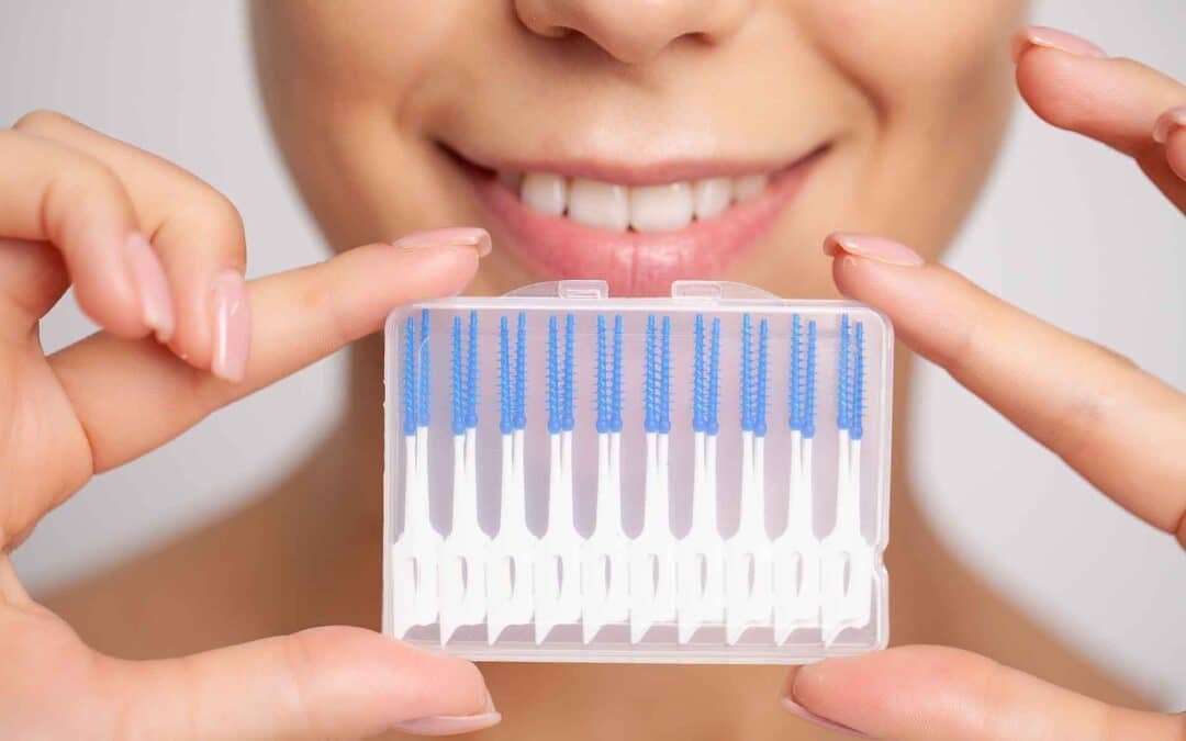 Warum Zahnseide und Interdentalbürsten unverzichtbar sind