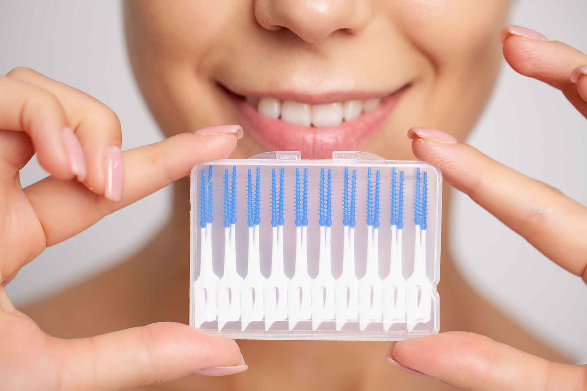 Warum Zahnseide und Interdentalbürsten unverzichtbar sind