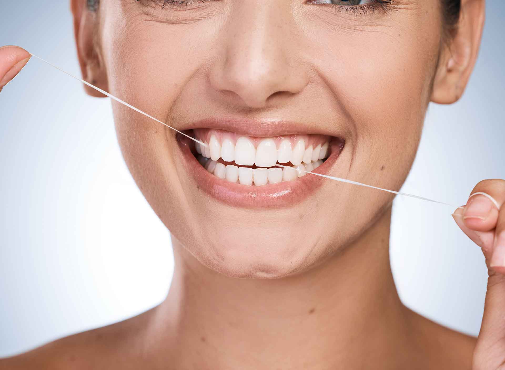 Zahnseide oder Interdentalbürste – was ist besser?