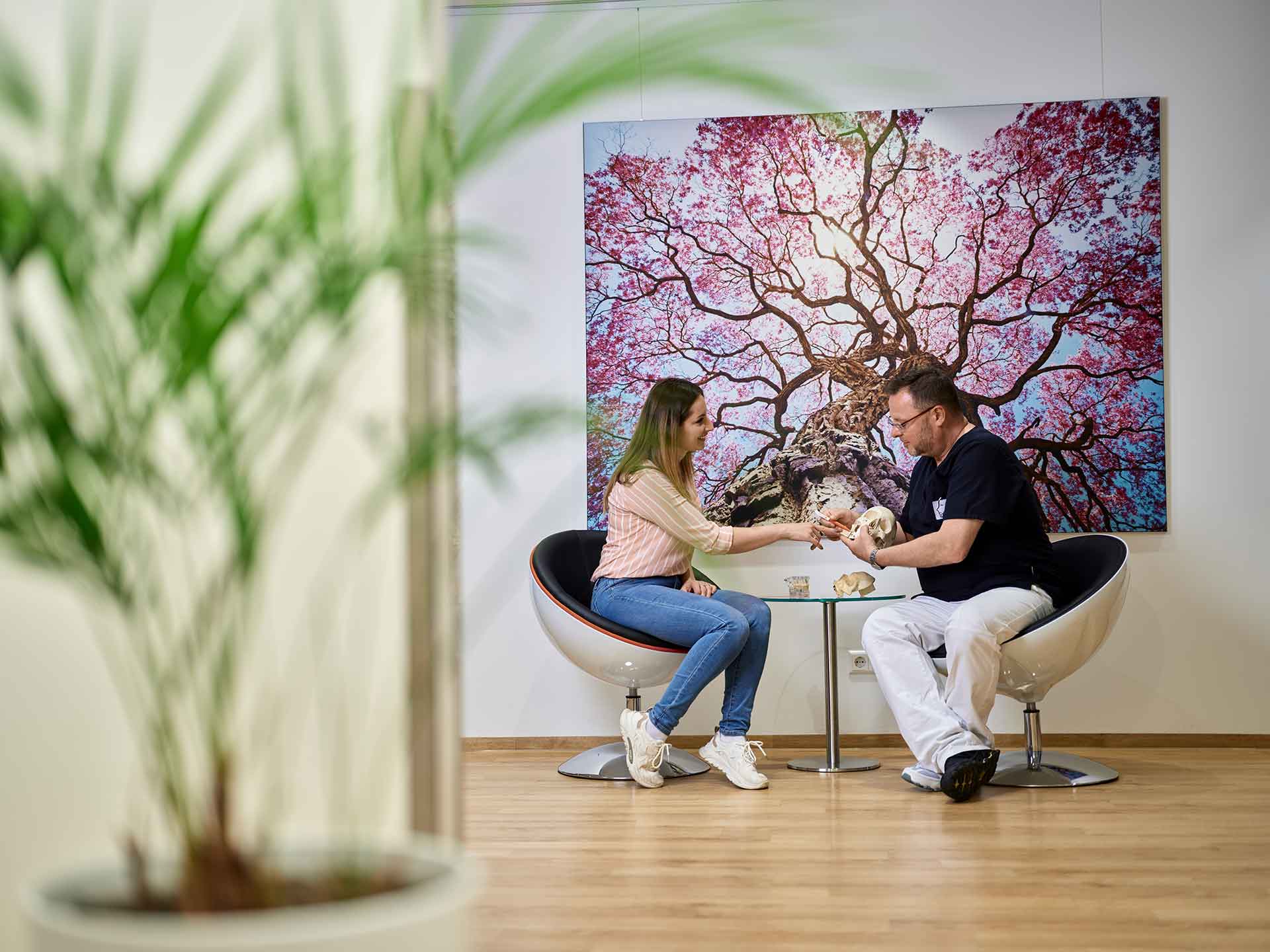 Sascha-Juri Gentner berät Patientin